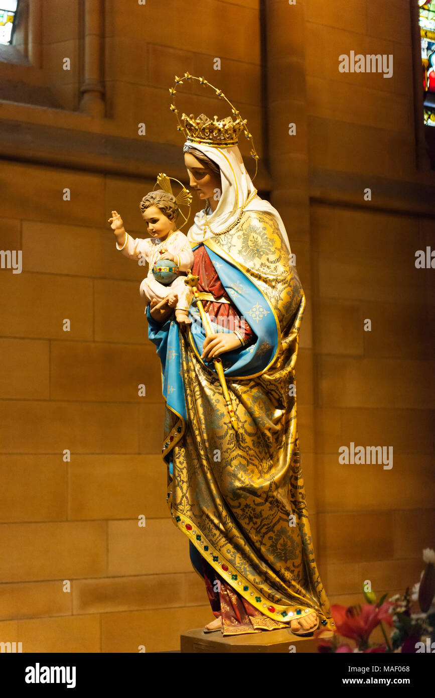 Statua di Maria e Gesù bambino nella Cattedrale di St Mary di Sydney. Foto Stock