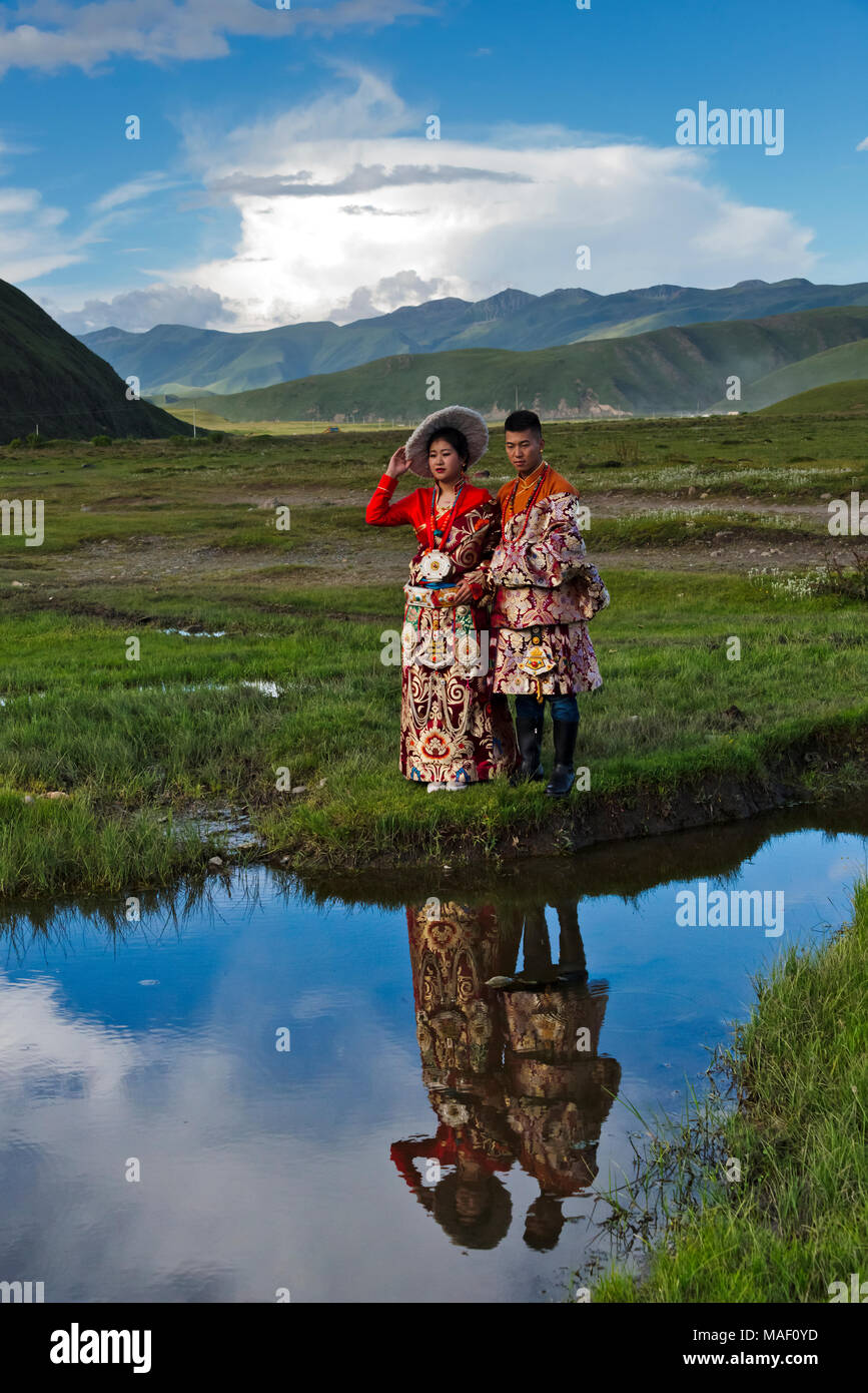 Il Tibetano giovane tenendo wedding photo sul prato, Tagong, western Sichuan, Cina Foto Stock