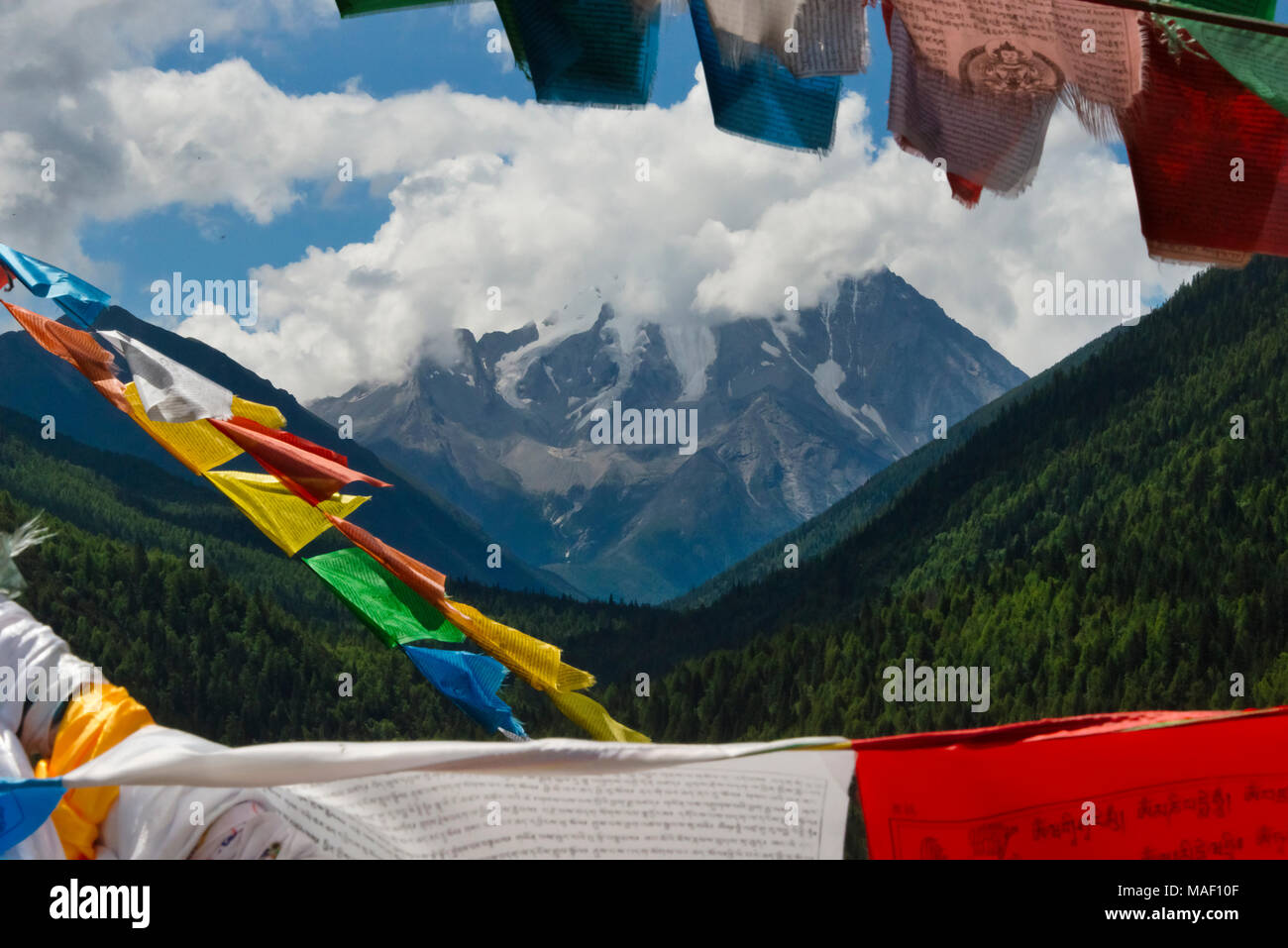 Yala Mountain con la preghiera le bandiere, Garze tibetano prefettura autonoma, western Sichuan, Cina Foto Stock