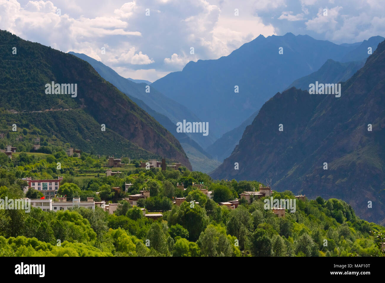 Case tibetane e torre di avvistamento in montagna, Zhonglu Village, Danba County, Garze tibetano prefettura autonoma, western Sichuan, Cina Foto Stock