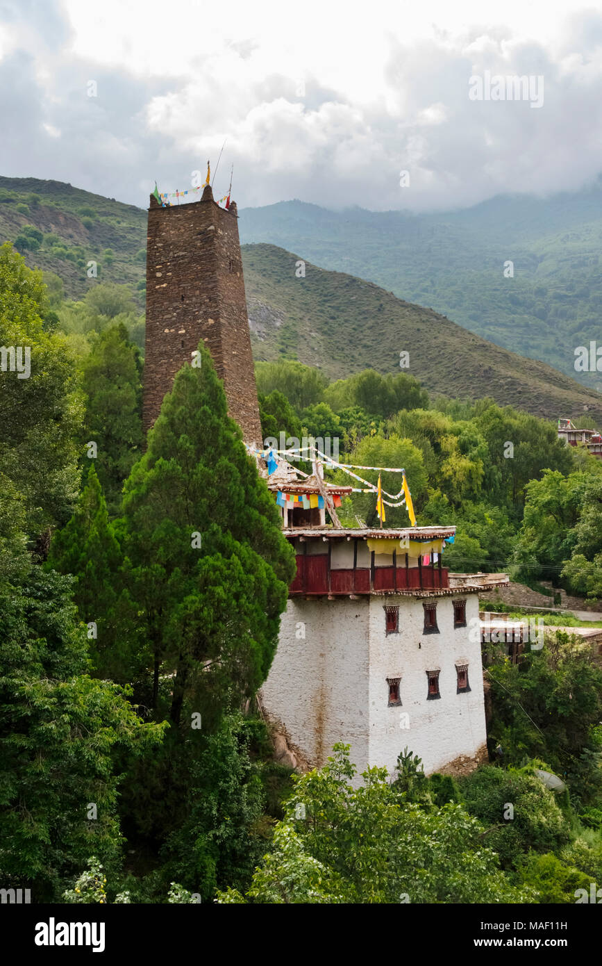 Tibetan House e la torre di guardia, Moluo Village, Suopo, Danba County, Garze tibetano prefettura autonoma, western Sichuan, Cina Foto Stock