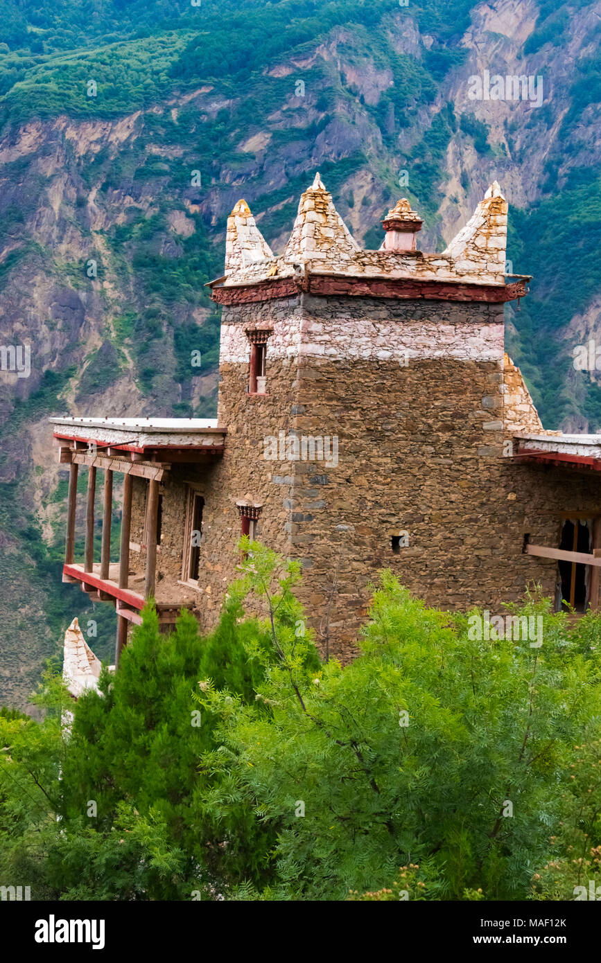 Villaggio tibetano in montagna, Jiaju, Danba County, Garze tibetano prefettura autonoma, western Sichuan, Cina Foto Stock