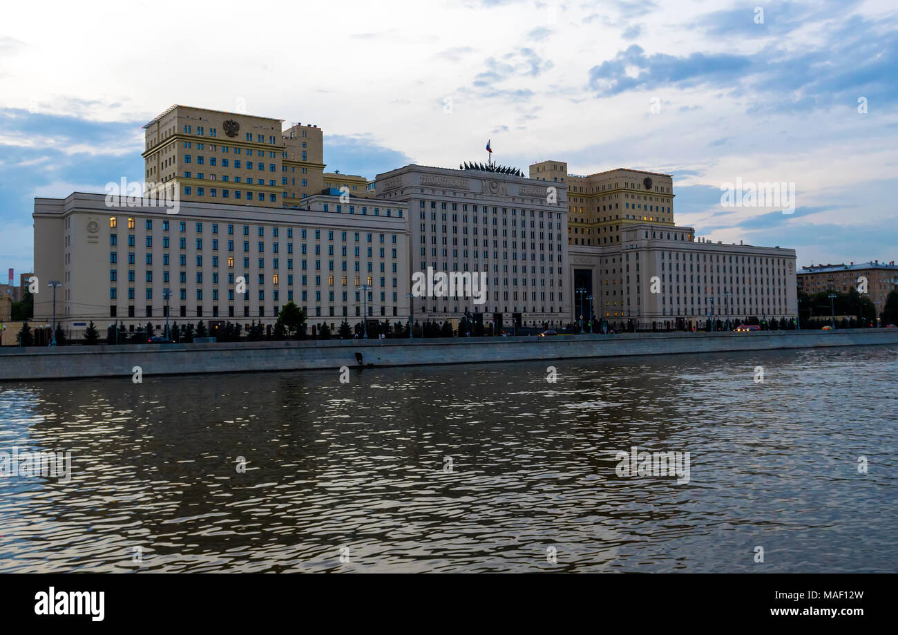 Mosca, Russia - Luglio 29, 2017: creazione del Ministero della difesa della Federazione russa sulla Frunzenskaya terrapieno a Mosca Foto Stock