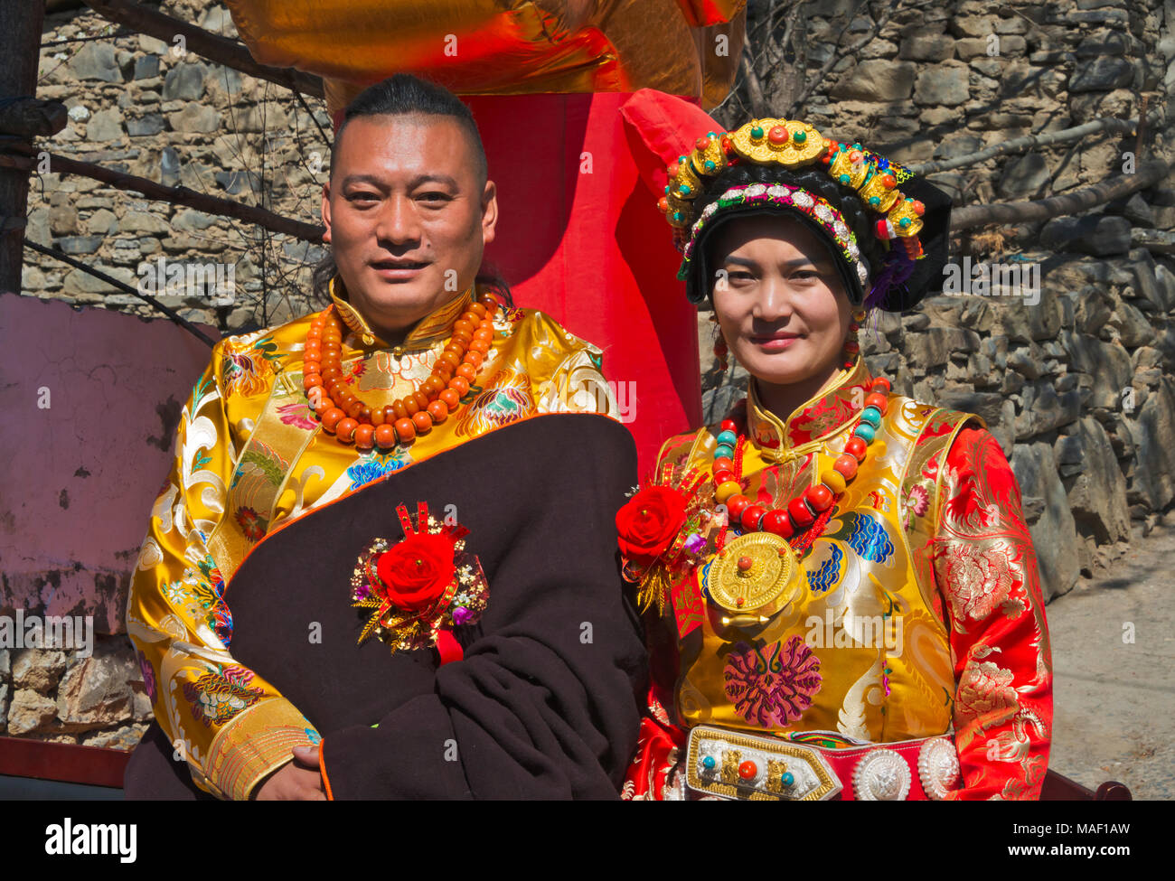 Una coppia di novelli sposi in tibetano tradizionale abbigliamento, Jinchuan County, nella provincia di Sichuan, in Cina Foto Stock