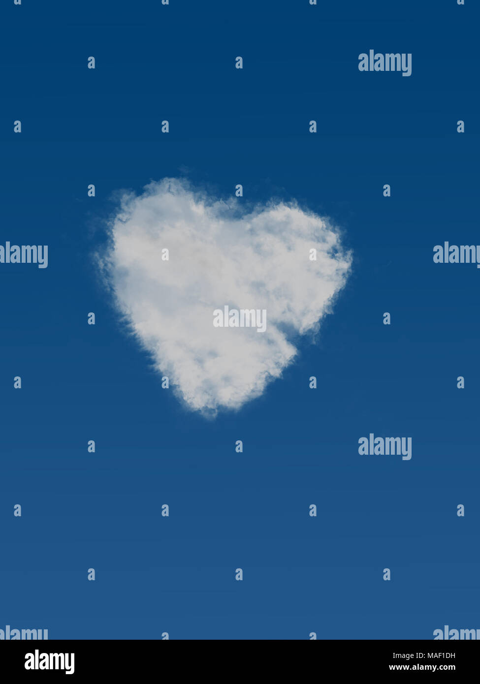 Cuore soffice nuvola sul cielo blu. Realizzato da reali elementi di cloud! Foto Stock