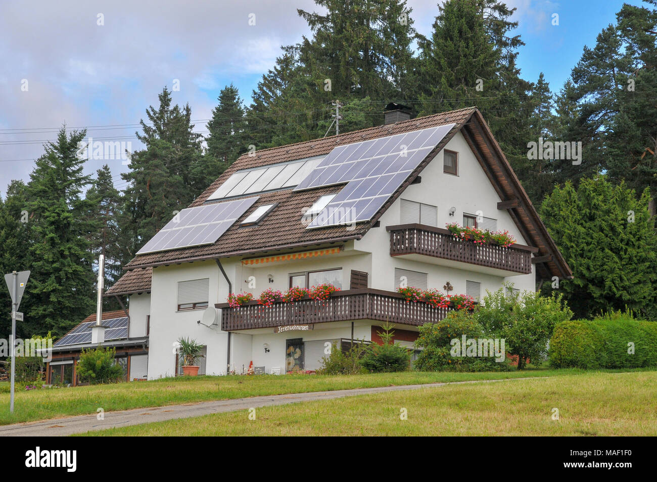 Agriturismo con pannelli solari. fotografato nella regione della Foresta Nera, in Germania nel mese di luglio Foto Stock