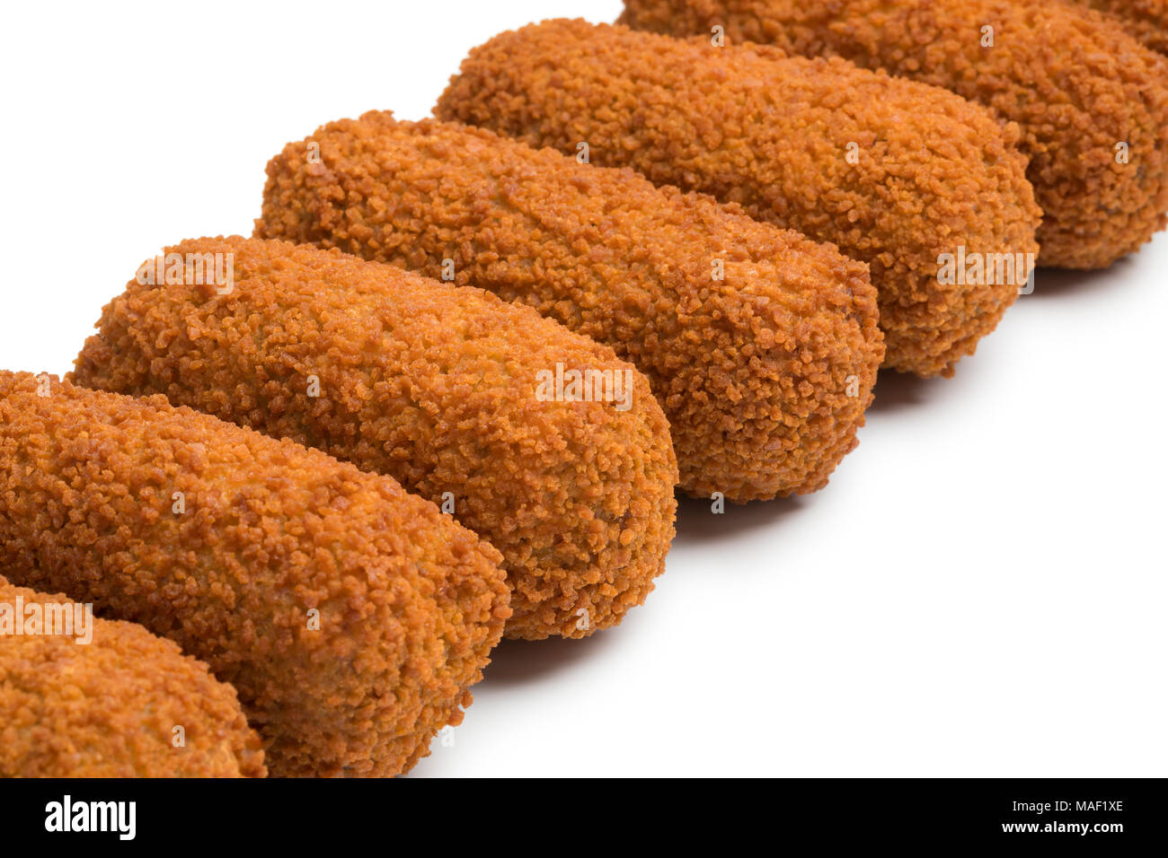 Fila di fritte kroketten olandese isolati su sfondo bianco Foto Stock