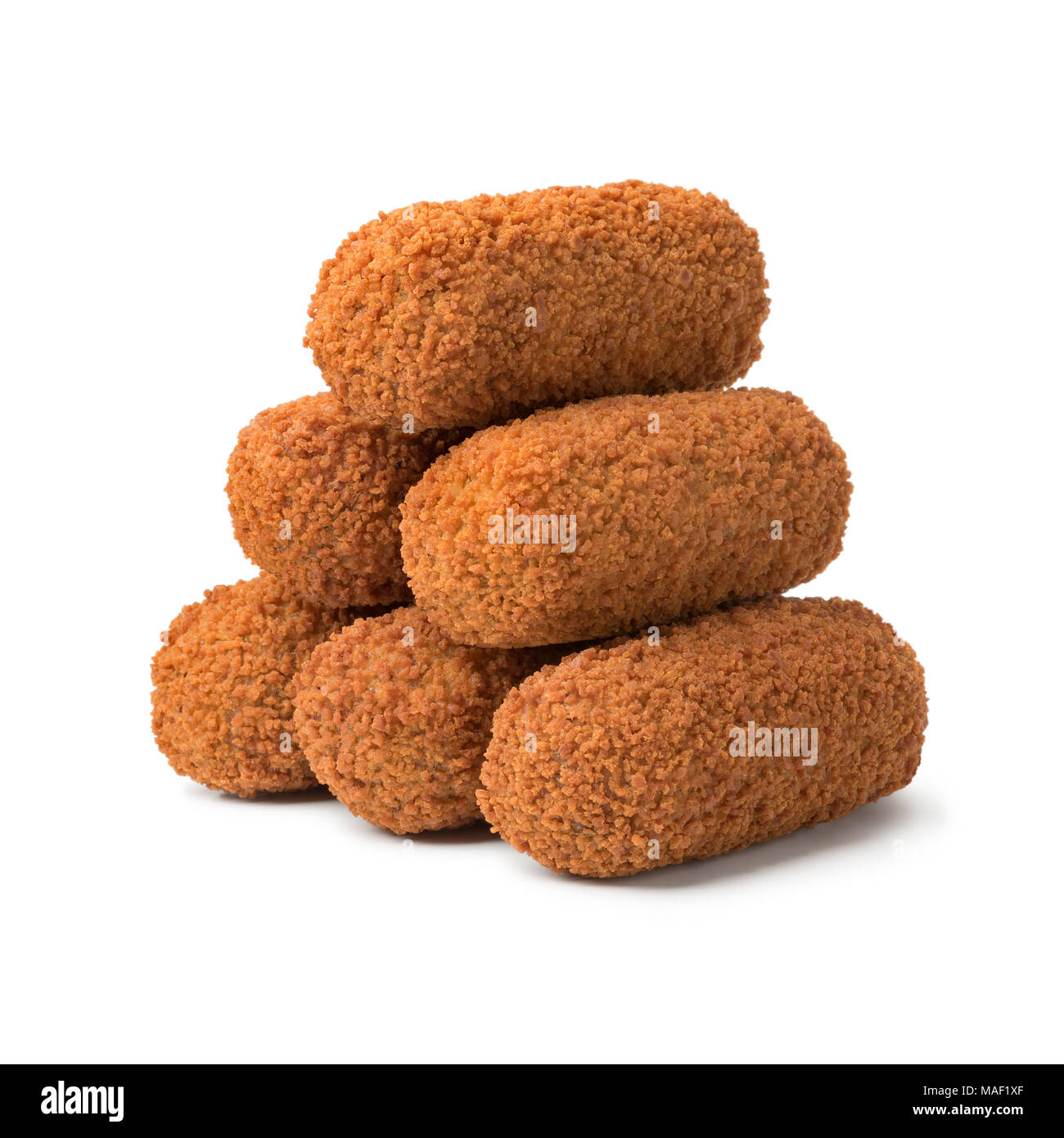 Cumulo di fritte kroketten olandese isolati su sfondo bianco Foto Stock