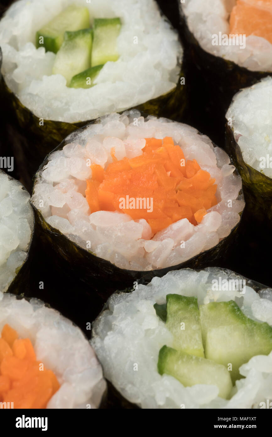 Il sushi tradizionale Giapponese maki con la carota e il cetriolo close up Foto Stock
