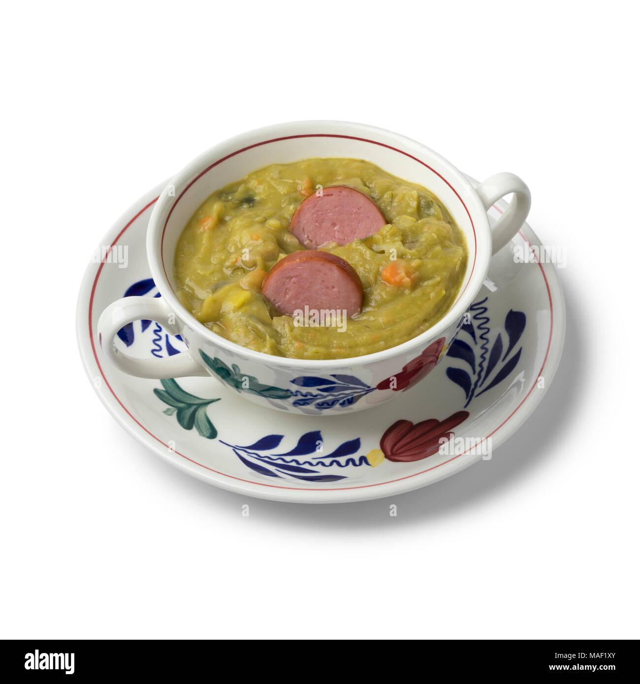 Ciotola tradizionale olandese con la zuppa di piselli e salsiccia affumicata su sfondo bianco Foto Stock