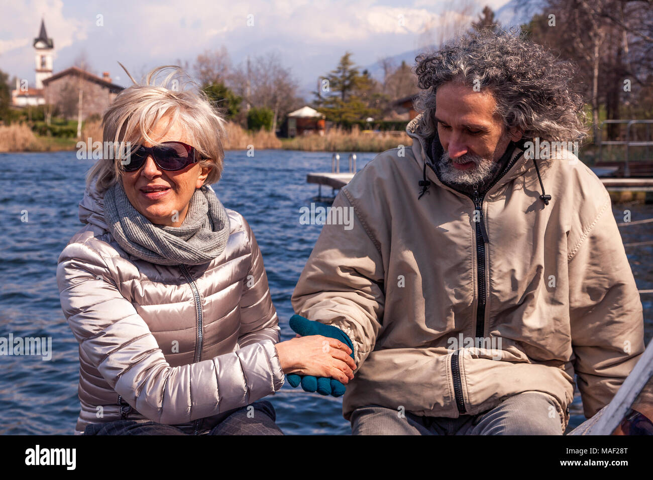 La mattina di Natale e un regalo speciale per lei. Presente per Natale da  amante, marito o fidanzato. Una donna ha una sorpresa per lei nel letto. Y  Foto stock - Alamy