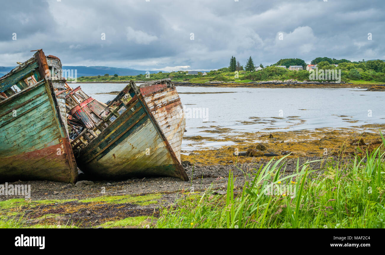 Abbandonato e rovinato barche lungo Isle of Mull costa. Foto Stock