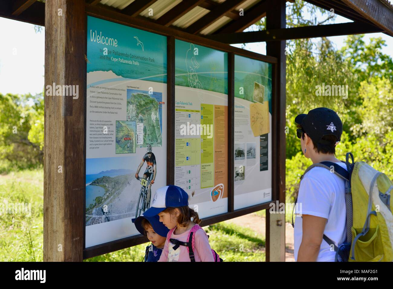 Donne legge cape pallarenda sentieri segno di benvenuto mentre i bambini guardano su, Shelly Cove trail a Cape Pallarenda Conservation Park Queensland Australia Foto Stock