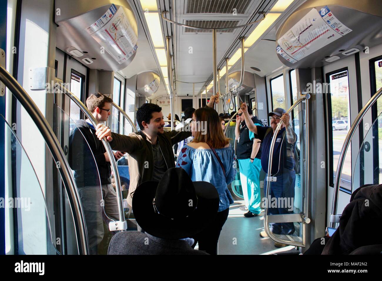 Interno di un tram sulla METRORail Houston Texas USA con passeggeri Foto Stock