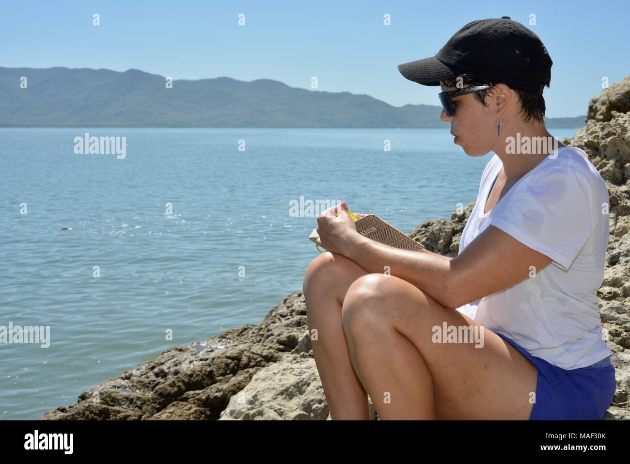 Donna iscritto nei pressi della spiaggia di ispirazione, Shelly Cove trail a Cape Pallarenda Conservation Park Queensland Australia Foto Stock