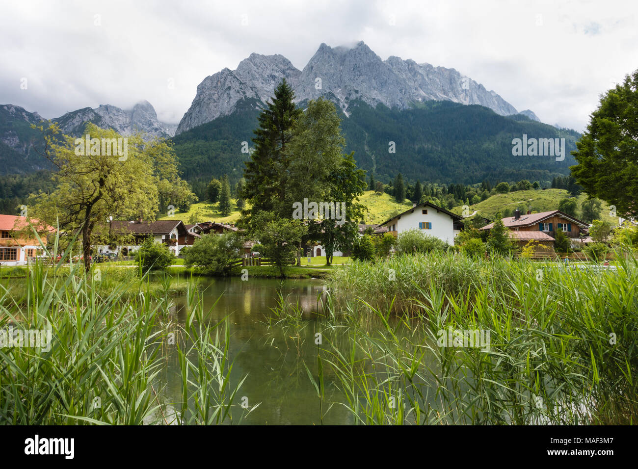 Vista su un parco lago a Grainau, la Germania a Waxenstein Montagna. Foto Stock