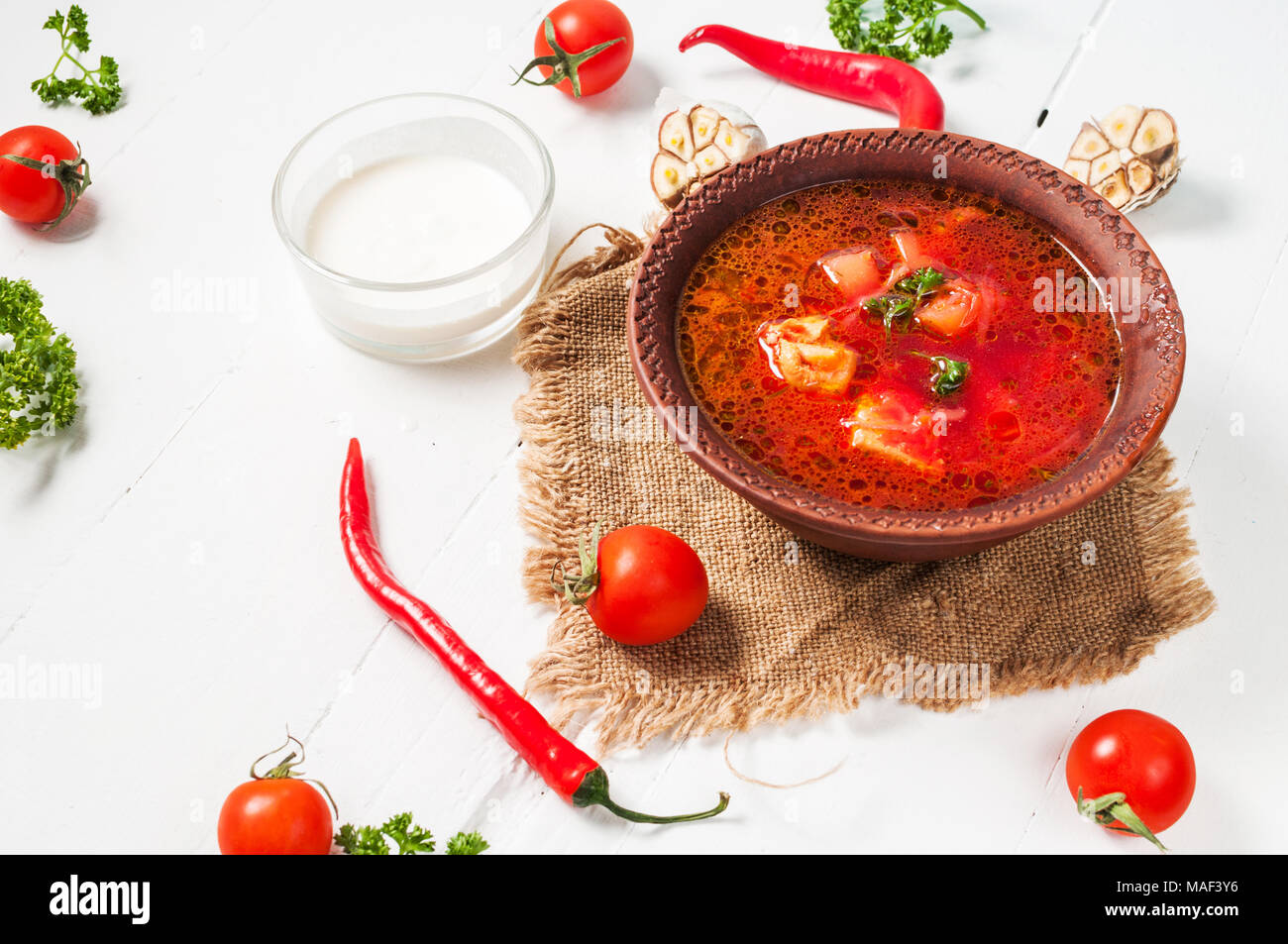 Tradizionale Russo Ucraino borscht vegetale zuppa su sfondo chiaro. Foto Stock