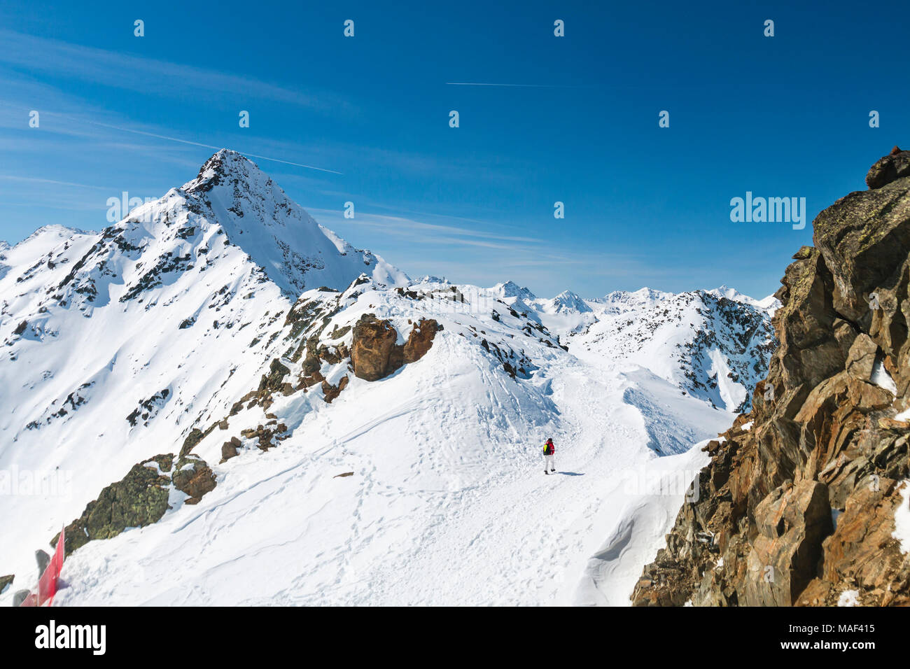 Vista dalla Gaislachkogel nell'Oetztal, Austria con coperte di neve paesaggio di montagna e il blu del cielo per la Aeussere Schwarze Schneid. Foto Stock