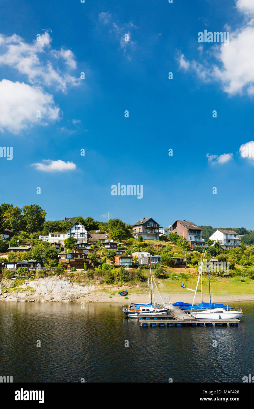 Lago di Woffelsbach davanti al lago Rursee con perfect blue sky e una marina in estate. Foto Stock