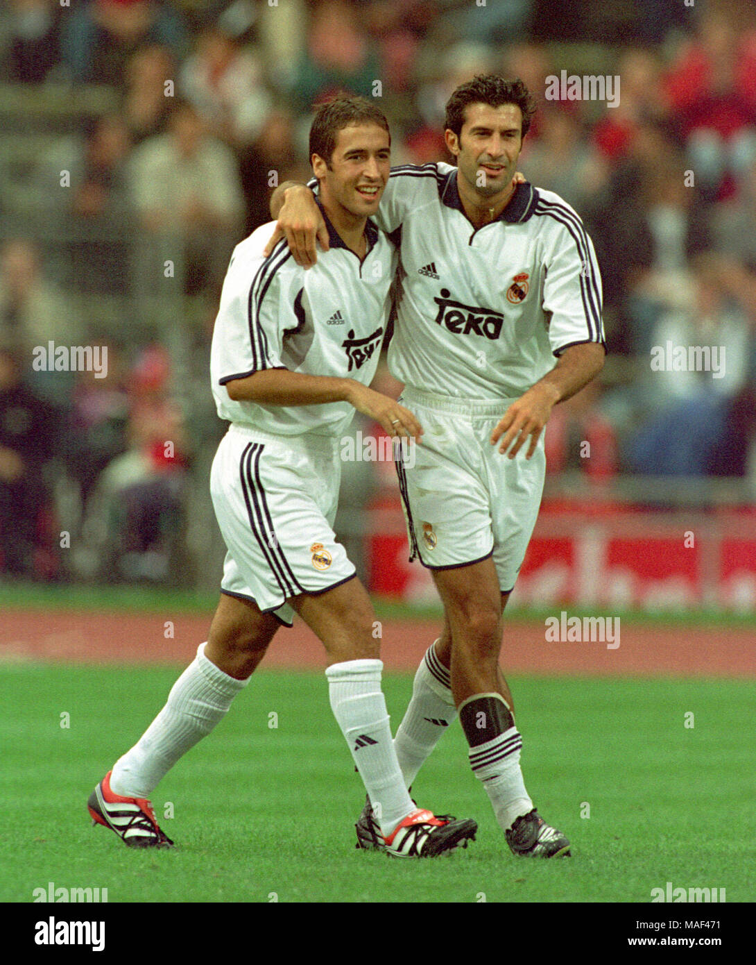 Lo Stadio Olimpico di Monaco di Baviera, Germania 5.8.2000, calcio torneo  internazionale: Raul, Luis FIGO, Real Madrid Foto stock - Alamy