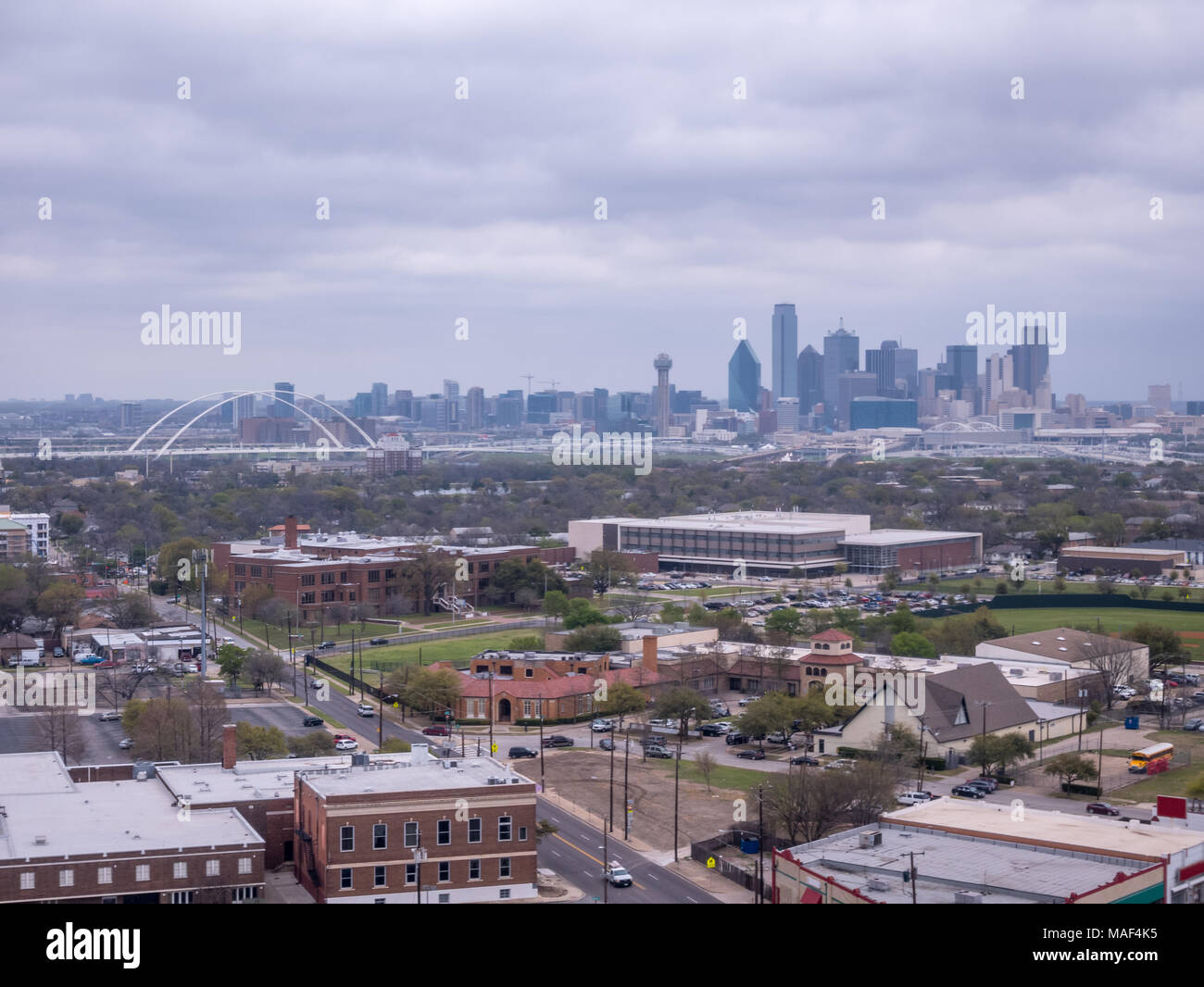 Vista dei sobborghi di Dallas con Dallas Skyline in background Foto Stock
