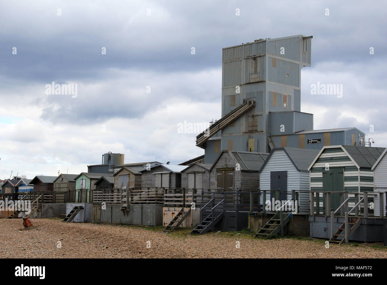 Whitstable Kent / Inghilterra - Marzo 31 2018: cabine in legno e cemento funziona su un livello di grigio Vacanze di Pasqua Foto Stock