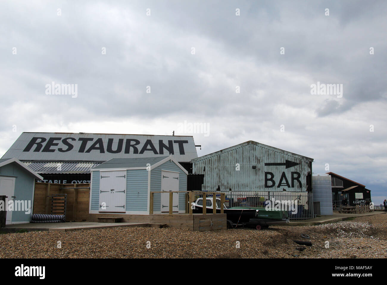Whitstable Kent / Inghilterra - Marzo 31 2018: segni sul tetto per il Lobster Shack a Whitstable su un nuvoloso Vacanze di Pasqua Foto Stock