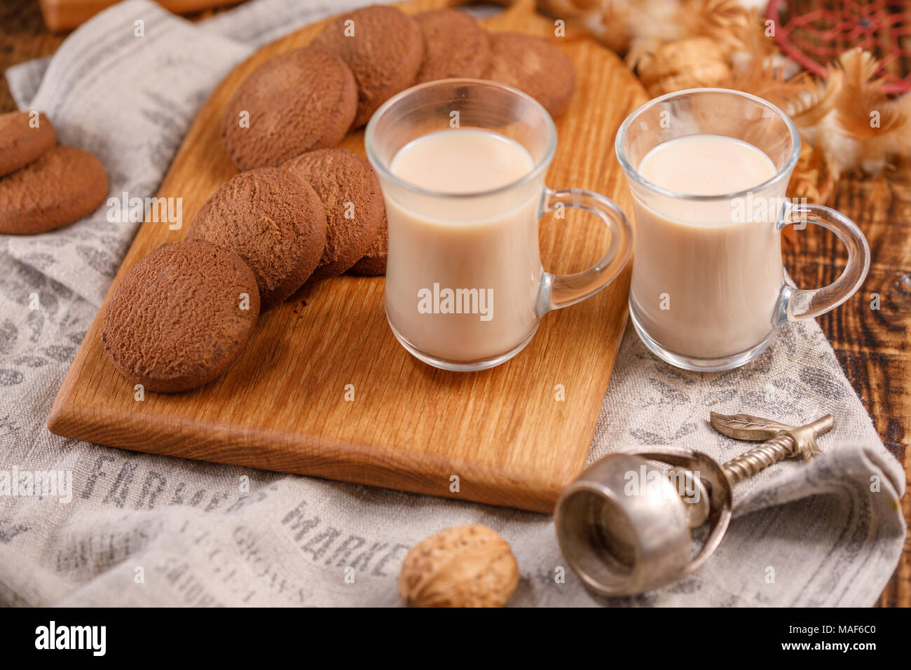 Il tè è in inglese. Delizioso e salutare prima colazione. Tè con latte e  biscotti di farina di avena. Close-up Foto stock - Alamy