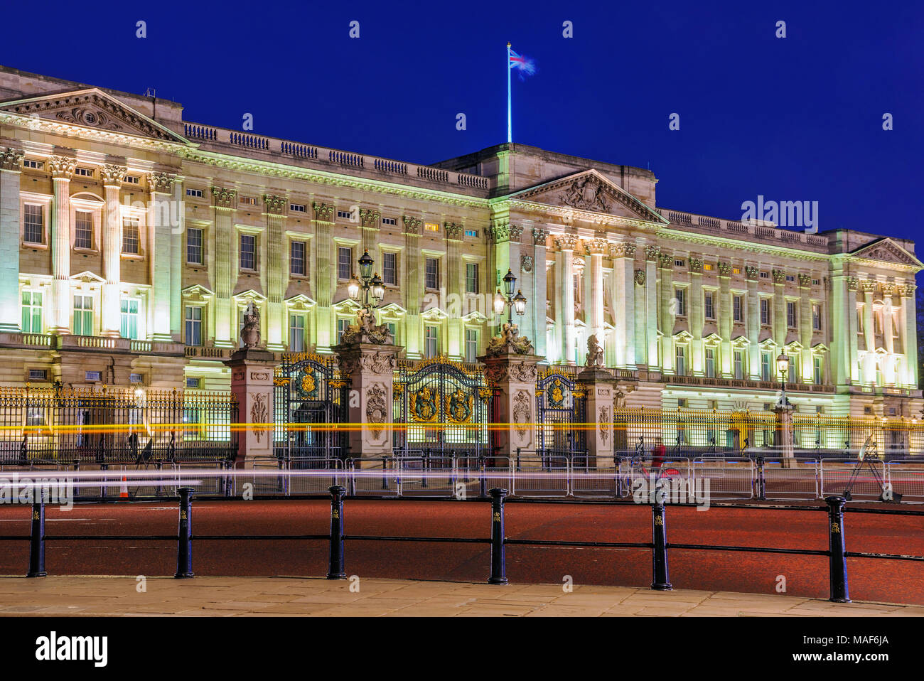 Buckingham Palace di notte a Londra, Regno Unito Foto Stock
