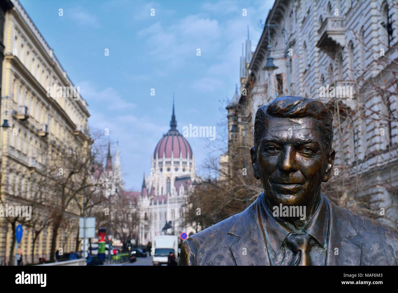 Budapest, Ungheria - 28 Marzo 2018: Statua dell'ex U.S. Il Presidente Ronald Reagan sullo sfondo del parlamento ungherese edificio. Statua di sc Foto Stock