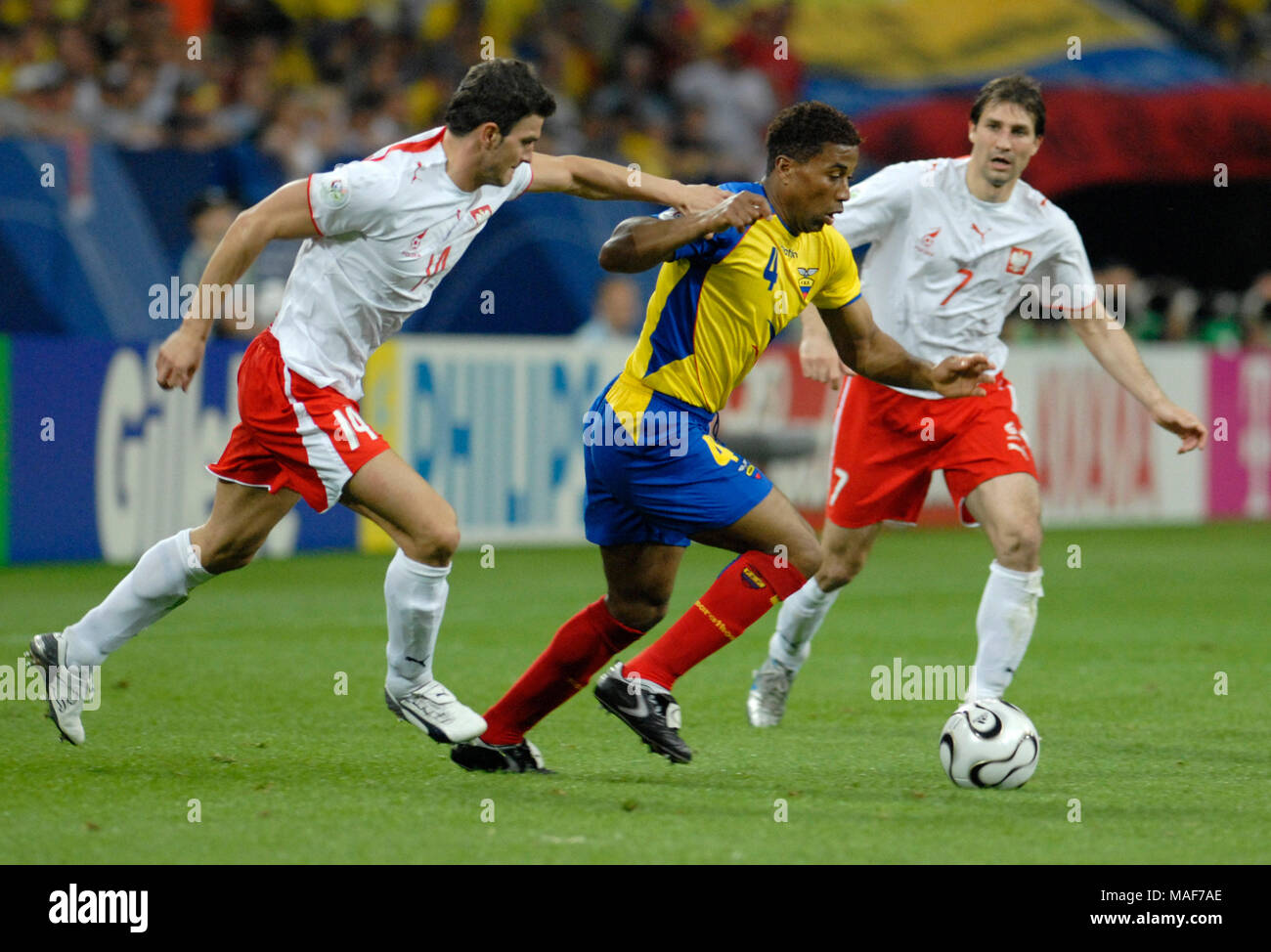 Veltins Arena Gelsenkirchen Germania 9.6.200, Calcio: Coppa del Mondo FIFA 2006, Polonia vs Ecuador 0:2 --- Da sinistra: Michal ZEWLAKOW (POL), Ulises DE LA CRUZ (ECU), Radoslaw SOBOLEWSKI (POL) Foto Stock