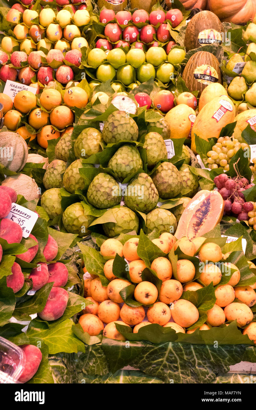 Una grande selezione di frutta fresca in Vendita in La Boqueria il mercato coperto vicino a La Rambla, Barcelona, Spagna Foto Stock