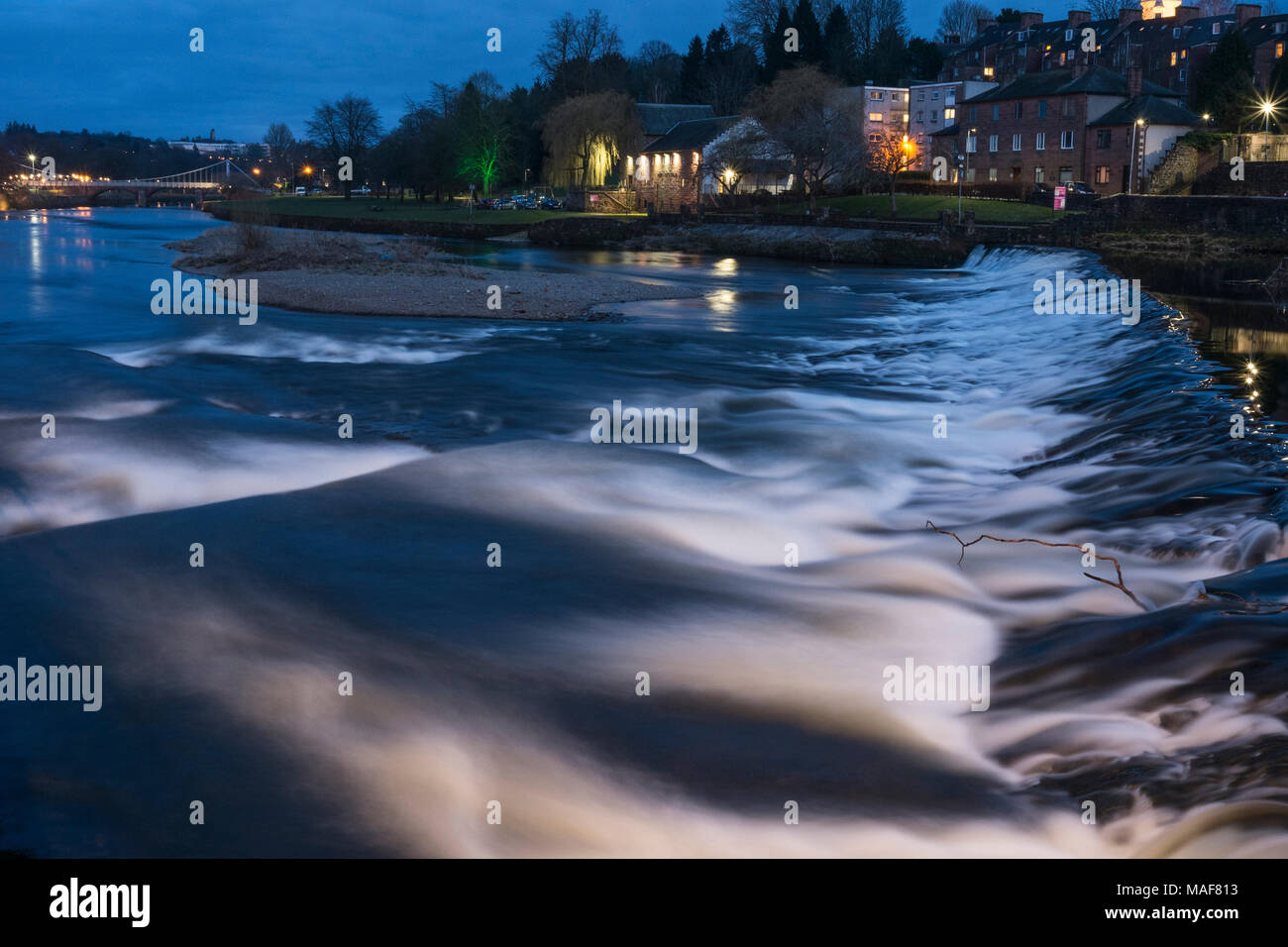 Fiume Nith in Dumfries al crepuscolo in primavera Foto Stock