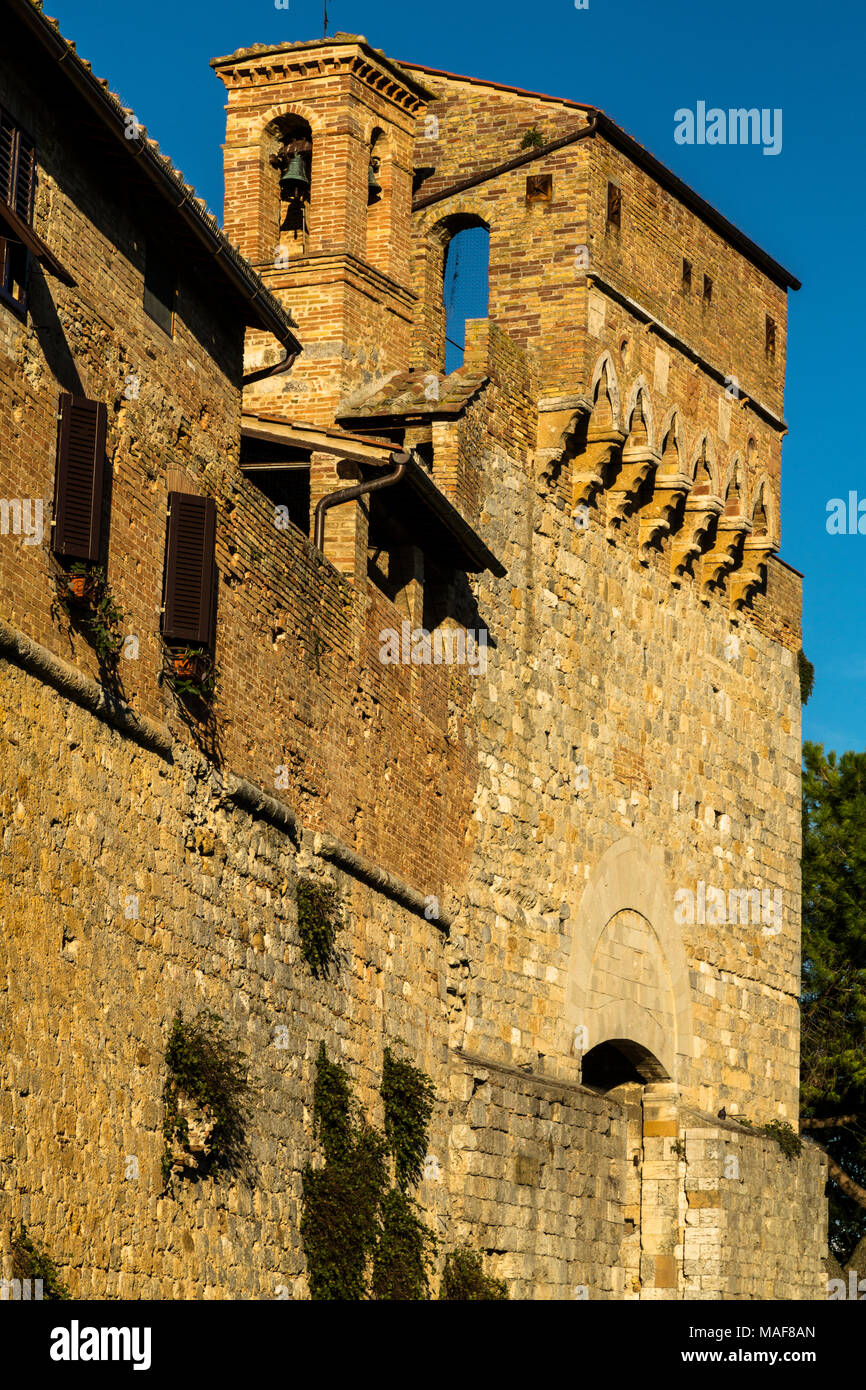 Mura medievali, & portal, San Gimignano, Italia Foto Stock