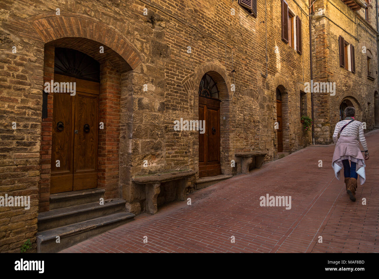 Donna finestra turistiche shopping in Toscana Foto Stock