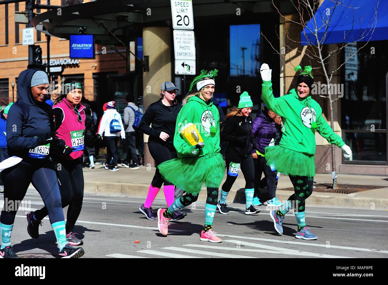 Chicago, Illinois, Stati Uniti d'America. Guide di scorrimento, per la maggior parte ridotta a camminare, vicino alla fine del campo e quasi alla fine del 2018 Shamrock Shuffle gara in Chicago. Foto Stock