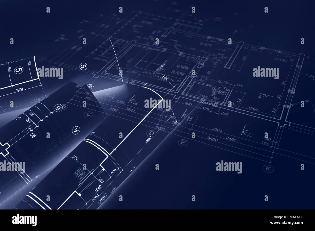 Blueprint rotoli e piani di ingegneria. concetto costruttivo sfondo. doppia esposizione. Foto Stock