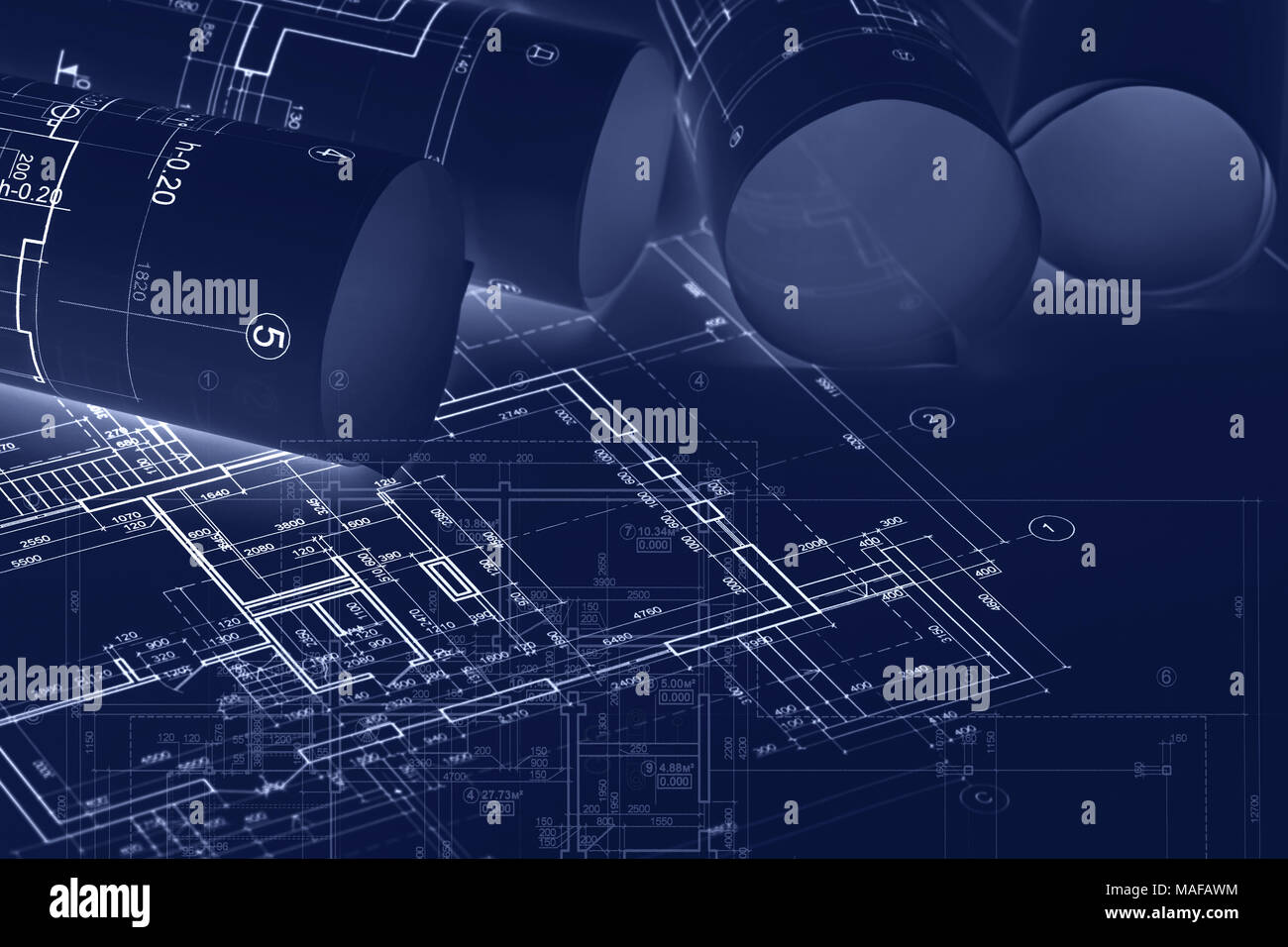 Piano architetturale rotoli su piani di ingegneria e schizzi. concetto costruttivo sfondo. doppia esposizione. Foto Stock