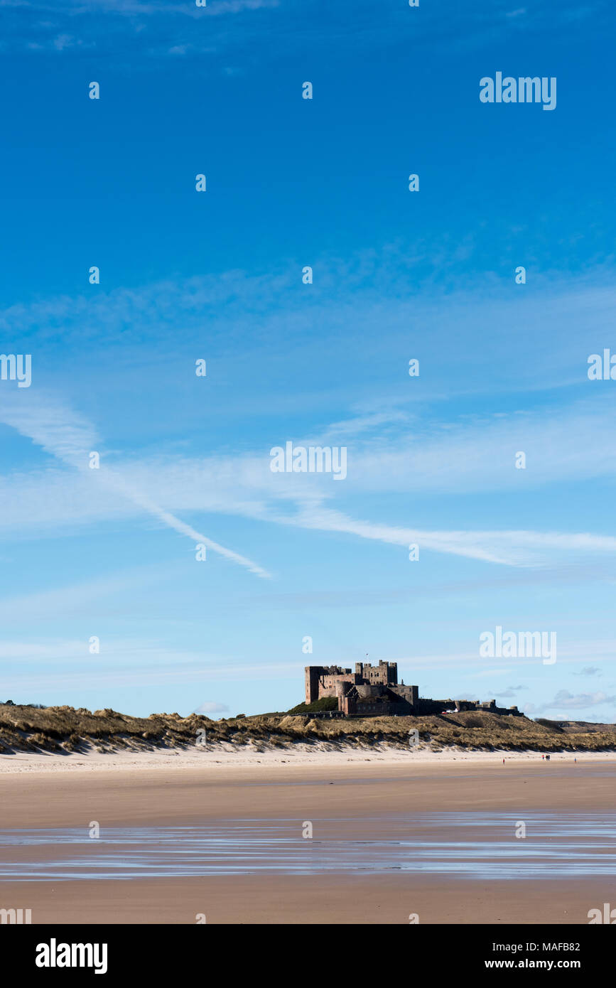Primo piano di un'elica di una barca in ottone su un'imbarcazione nel bacino di carenaggio in un porto turistico, con persone che camminano sullo sfondo, in Inghilterra Foto Stock