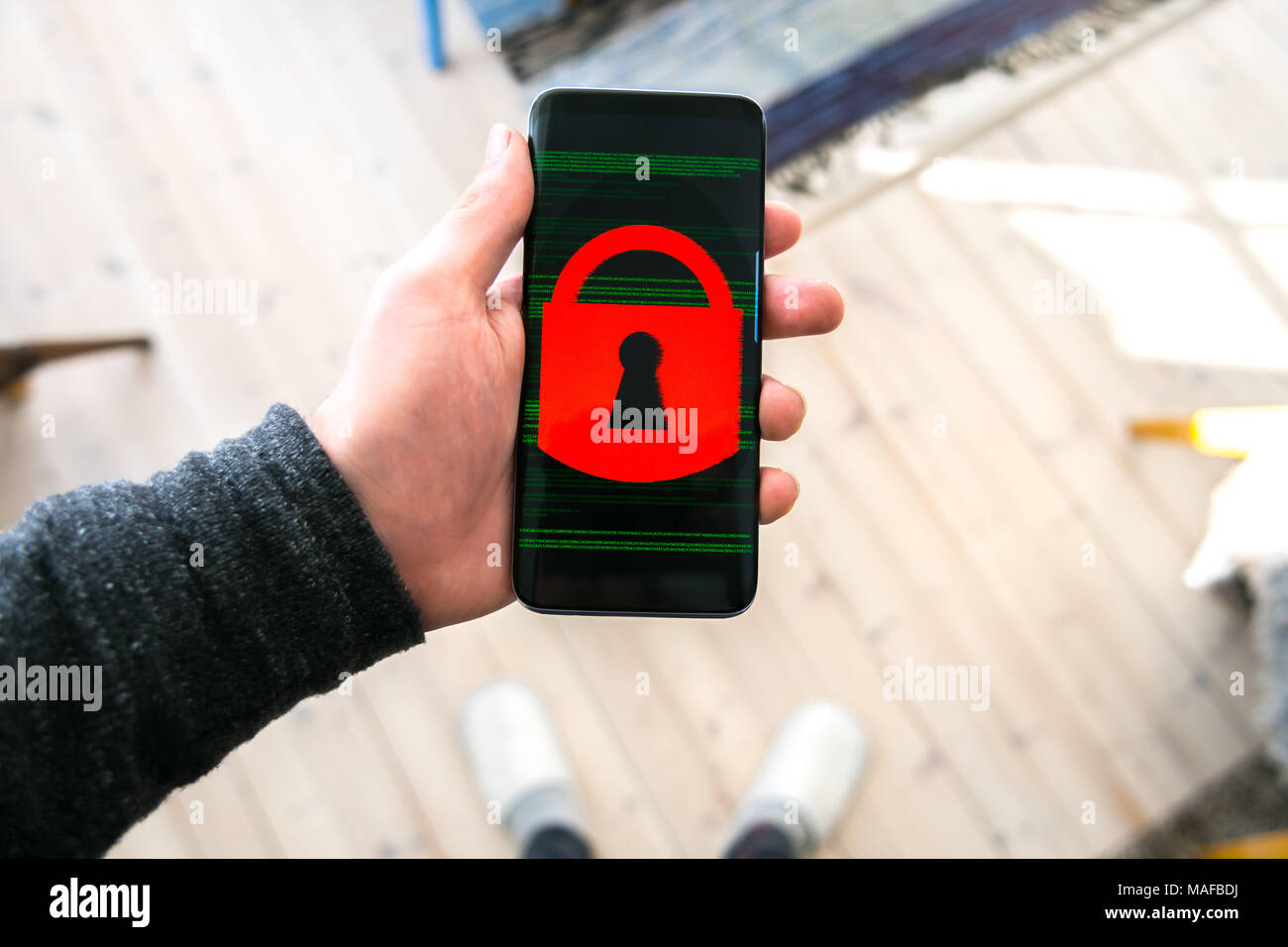 Punto di vista personale della donna azienda smart phone dispositivo con schermo tecnico che mostra il codice sorgente e il lucchetto rosso Foto Stock