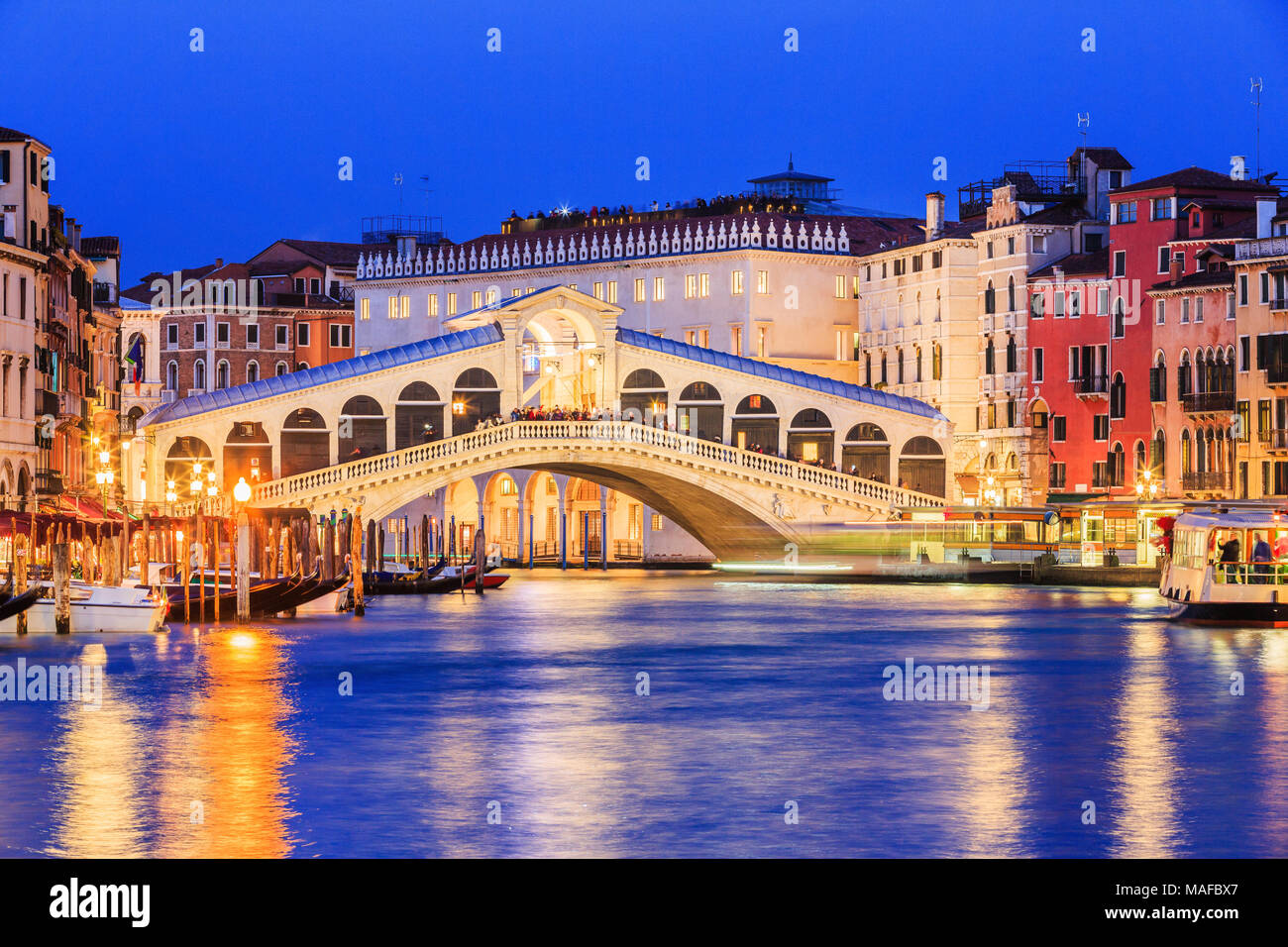 Venezia, Italia. Il ponte di Rialto e il Canal Grande al crepuscolo. Foto Stock