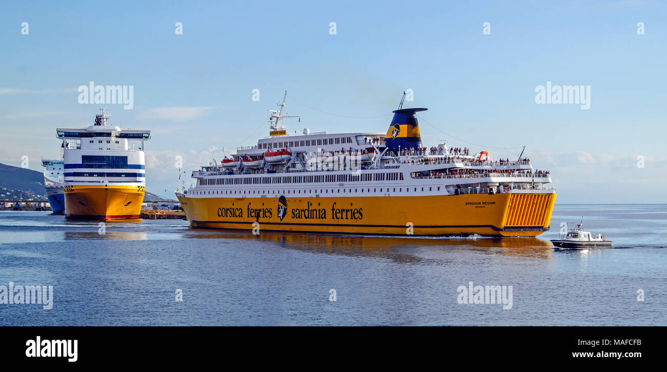 Corsica Ferries Sardegna Regina è la retromarcia fuori del porto di Bastia Bastia Corsica Francia Europa con la Sardegna Andrea ormeggiata in background Foto Stock