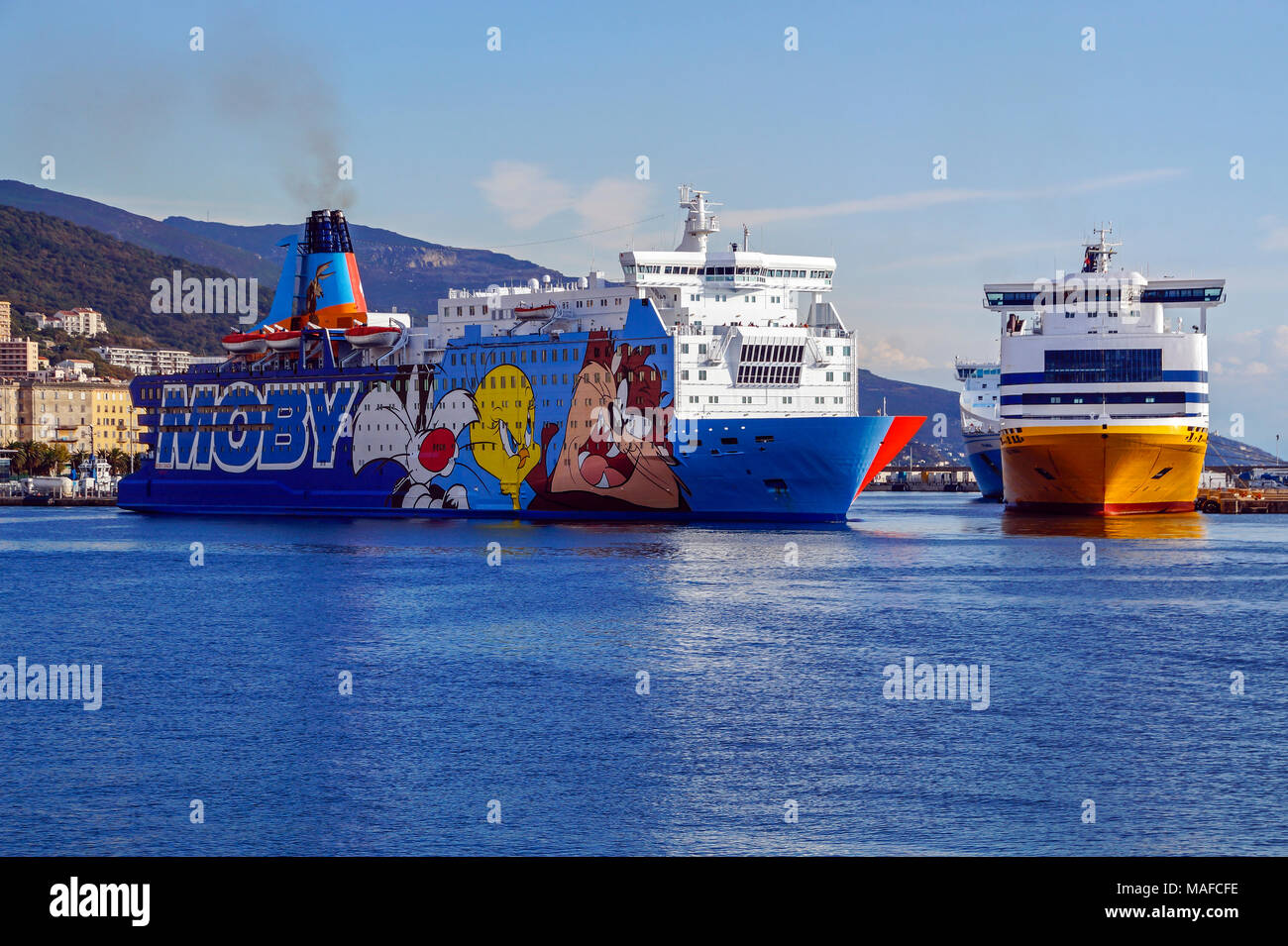 Mobi traghetto Moby Dada partenza dal porto di Bastia Corsica Francia Europa con la Sardegna Andrea ormeggiato a destra Foto Stock