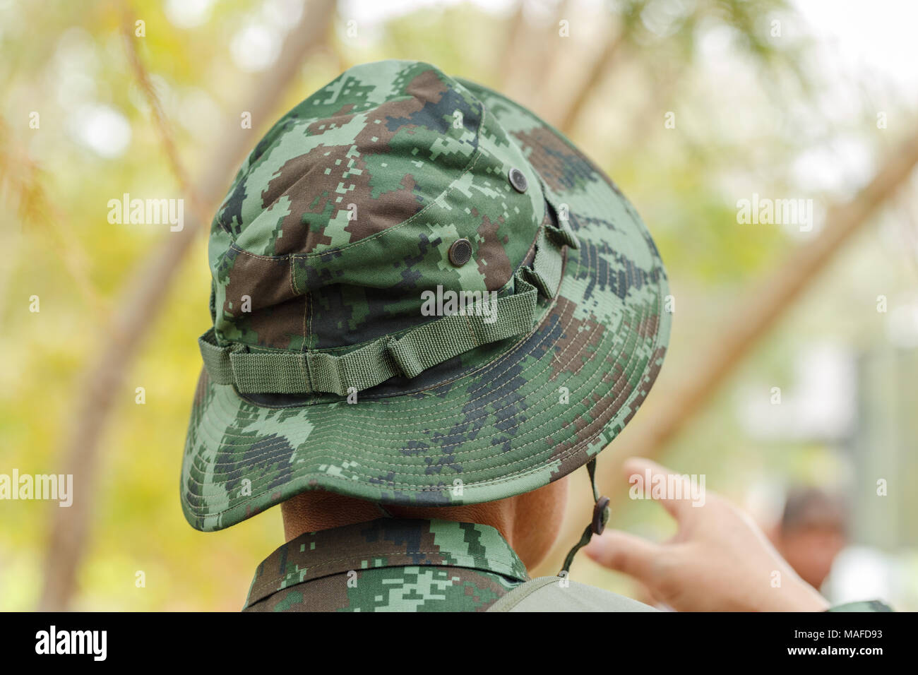 Disegno camouflage cappuccio sulla testa dell'esercito Foto Stock