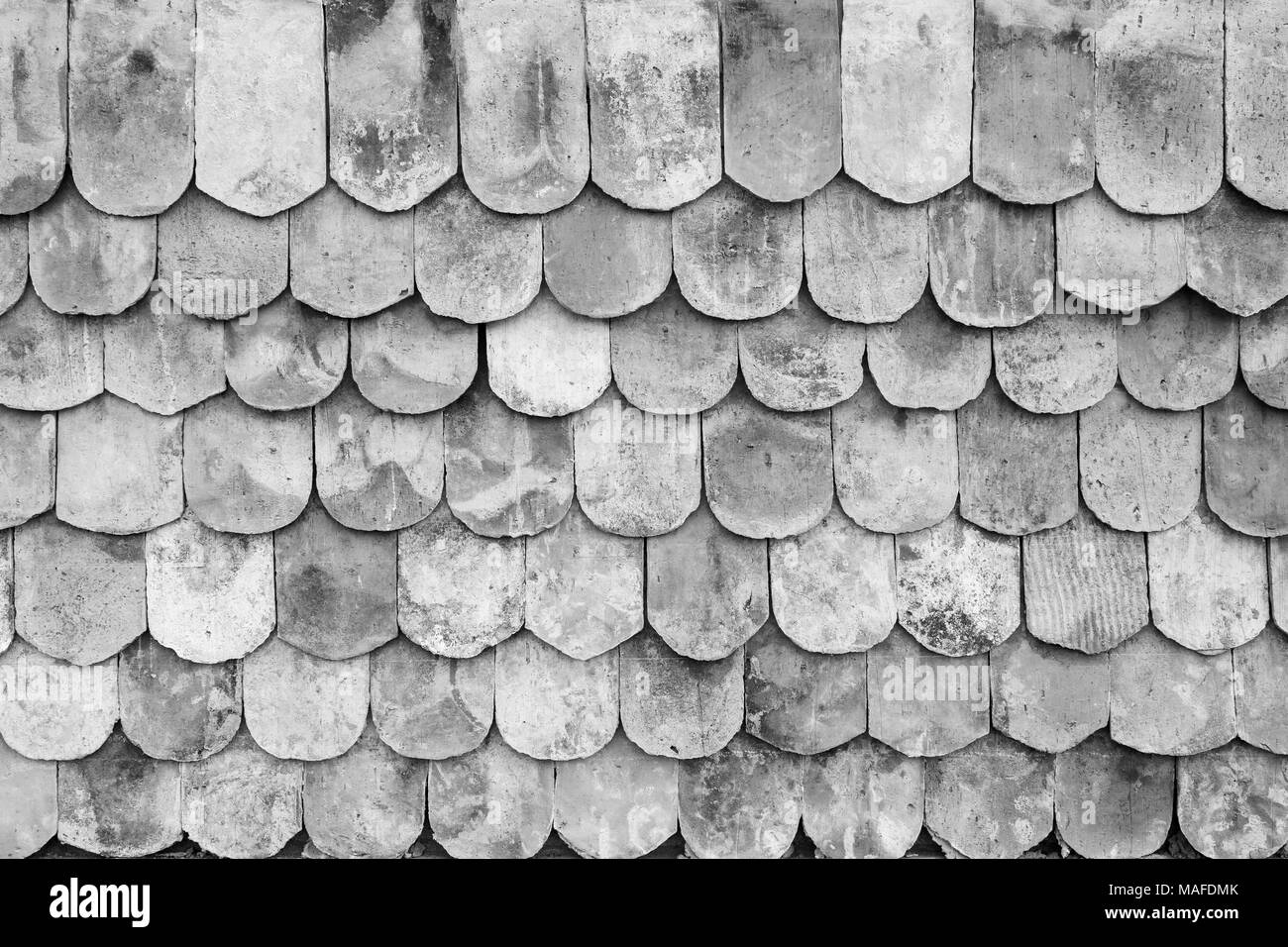 Close-up di vecchi e tetto a spiovente piastrelle sfondo texture in bianco e nero. Foto Stock