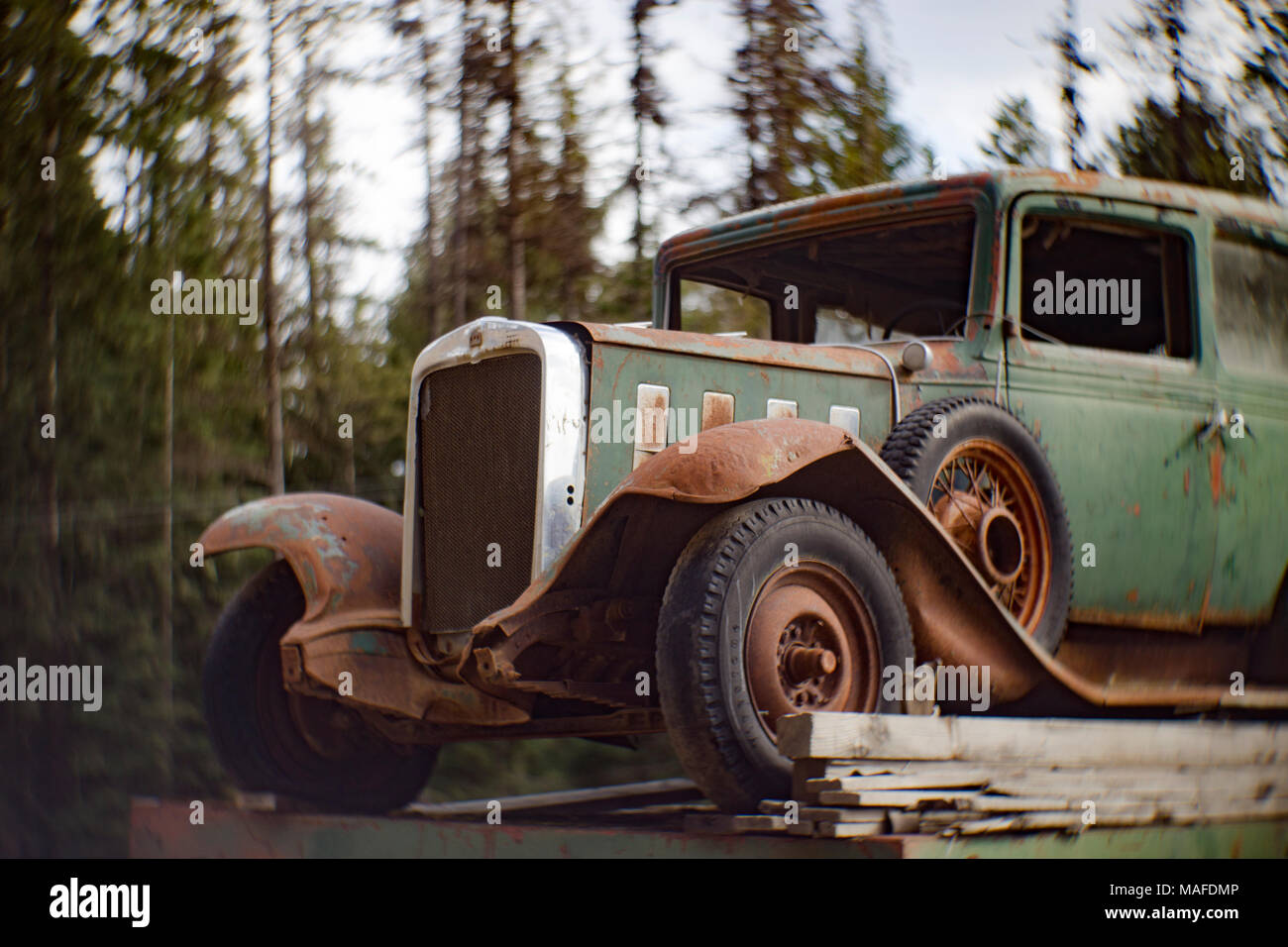 Un verde 1932 Chevrolet serie BA Confederate berlina 4 porte in una vecchia cava di pietra, a est di Clark Fork, Idaho. Foto Stock