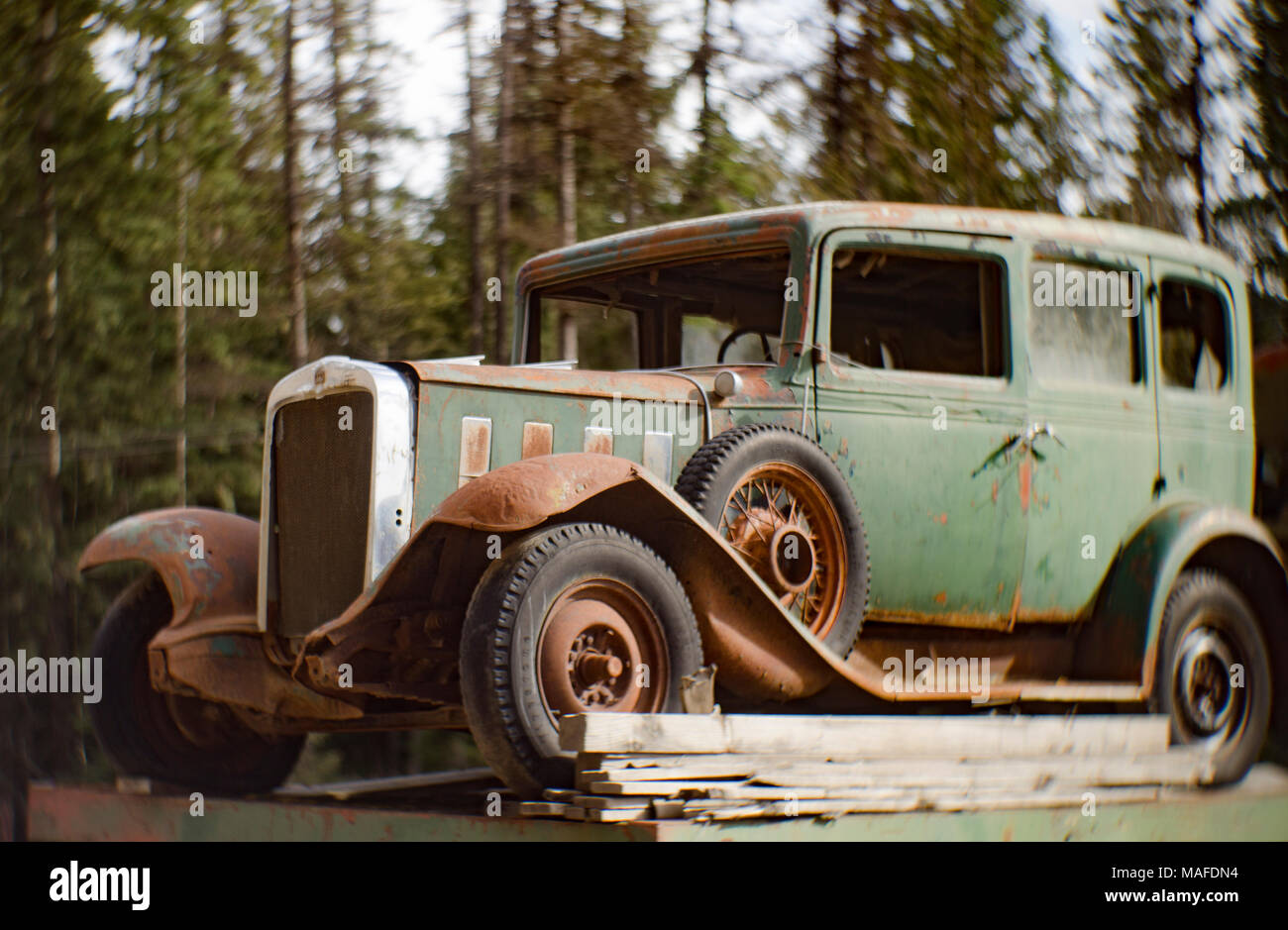 Un verde 1932 Chevrolet serie BA Confederate berlina 4 porte in una vecchia cava di pietra, a est di Clark Fork, Idaho. Foto Stock