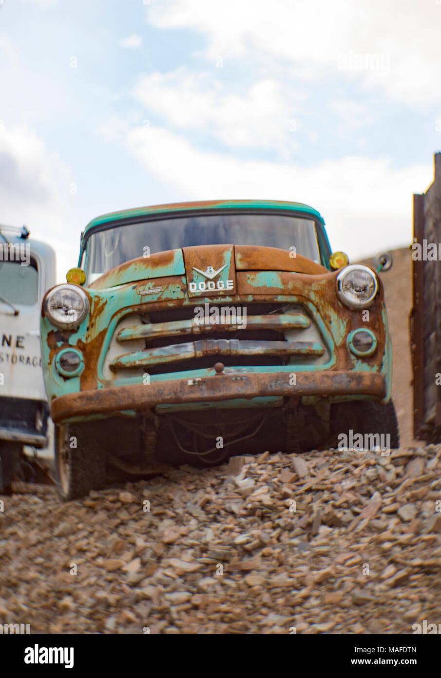 Un processo personalizzato nominale 1954 Dodge V-8 nominale di lavoro stepside Custom pickup truck, in una vecchia cava, a est di Clark Fork Idaho. Foto Stock