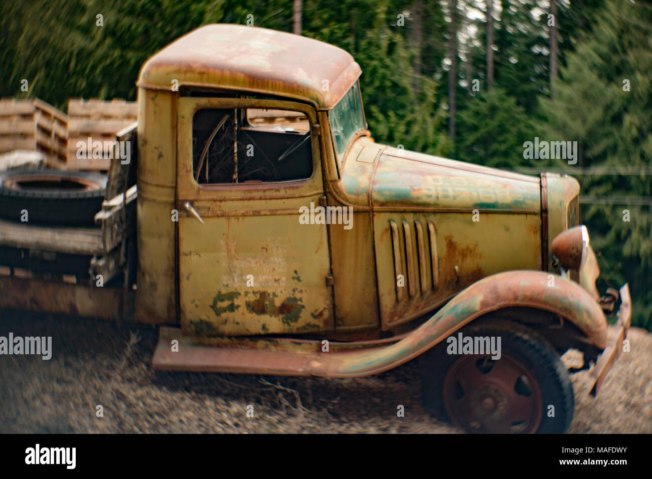 Un vecchie e arrugginite 1935 Chevy 1 ton scoccadella sponda, il carrello dello scanner a superficie piana, su di una collina in una vecchia cava di pietra, a est di Clark Fork, Idaho. Foto Stock