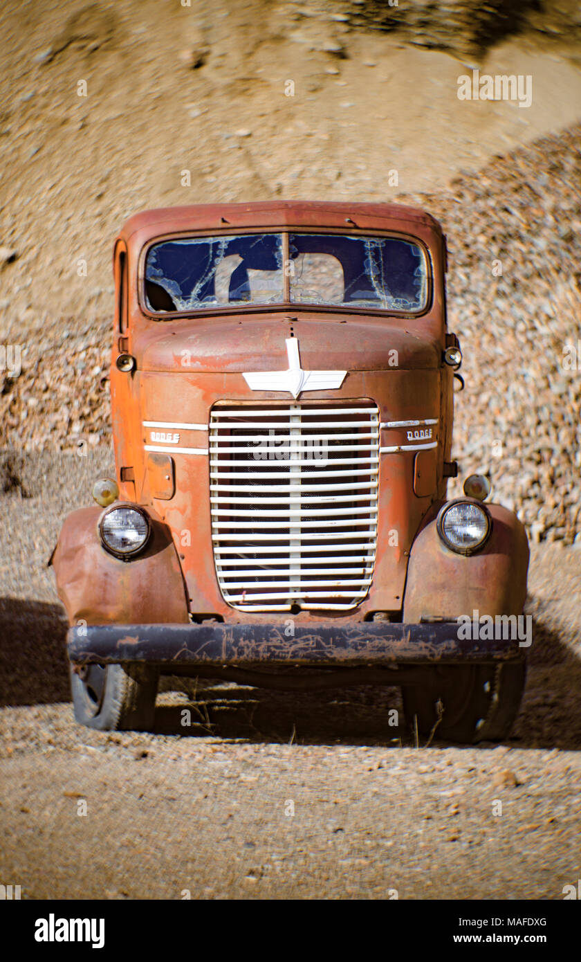 Un 1947 Dodge carrello mansarda, in pietra di una vecchia cava, a est di Clark Fork, Idaho. Foto Stock